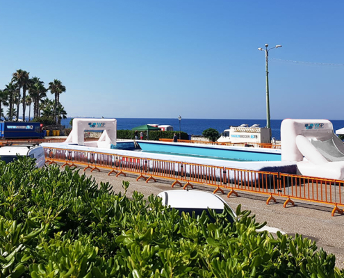 piscinas deportiva profesional watersoccer en una plaza al lado del mar