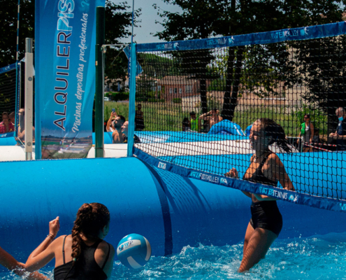 Dos chicas jugando a watervoley en una piscina de water sport pools®